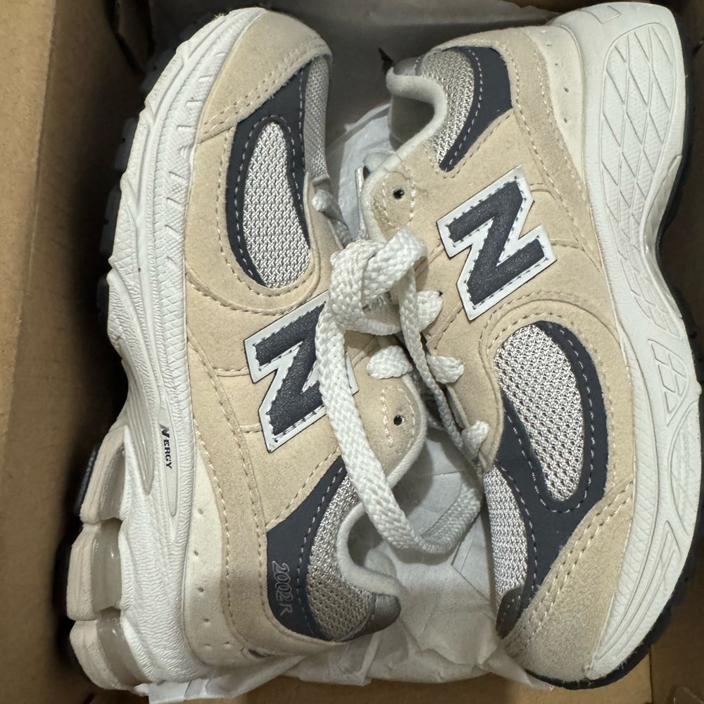 New Balance little kid 11 Beige and Gray 2002 Sneakers